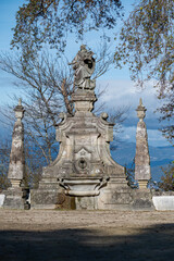 Obraz premium Vista parcial, Santuário do Bom Jesus do Monte, Braga, Portugal, é um icônico local turistico de peregrinação, conhecido por sua monumental escadaria barroca, jardins exuberantes e vistas panorâmicas.