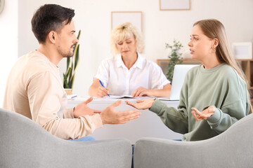 Obraz premium Upset young couple quarreling at psychologist's office