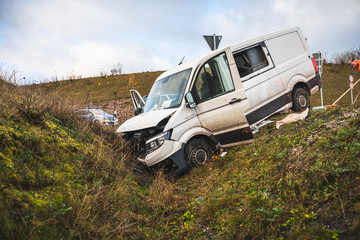 Ein Transporter steht nach einem Verkehrsunfall schwer beschädigt im Straßengraben.