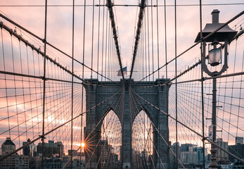 Fototapeta premium New York, USA: sunrise at the Brooklyn bridge 