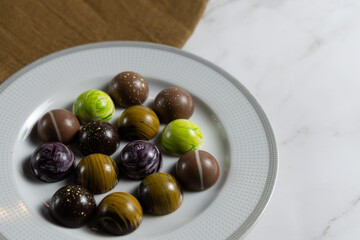 Cioccolatini assortiti su un piatto bianco