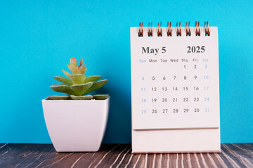 2025 May desk calendar flat lay