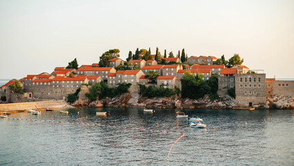 Obraz premium Scenic Coastal Village on Rocky Island at Sunset