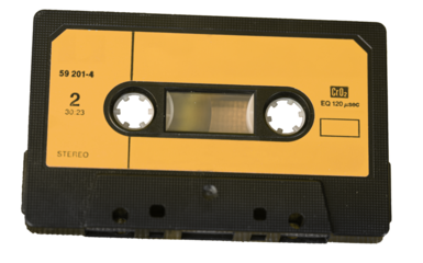 Musikkasette 70er, 80er 90 Jahre, freigestellt mit Platz für 
Text auf gelben Untergrund