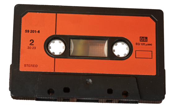Musikkasette 70er, 80er 90 Jahre, freigestellt mit Platz für 
Text auf rotem Untergrund