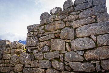 Una mirada detallada al interior de Machu Picchu, una de las siete maravillas del mundo. Caminos de piedra, terrazas agrícolas y estructuras arquitectónicas que reflejan el ingenio y la grandeza inca.