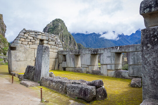 Una mirada detallada al interior de Machu Picchu, una de las siete maravillas del mundo. Caminos de piedra, terrazas agr&iacute;colas y estructuras arquitect&oacute;nicas que reflejan el ingenio y la grandeza inca.