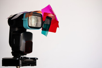 Concepto de Flash con geles de colores, fondo blanco y espacio para texto