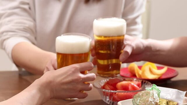ビールで乾杯する女性