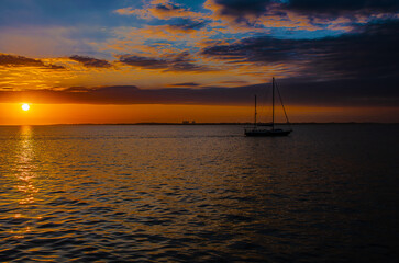 Fototapeta premium sunset silhouett sailboat mast horizon sky clouds