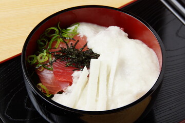まぐろトロロ丼
