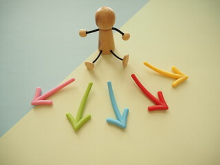 人形とたくさんの矢印　進む道　分岐点