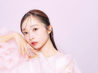美容、女性、ファッション、おしゃれ、チュール、カラフル、ピンク、モデル、コスメ、化粧品、韓国、メイク、ビューティー、ナチュラル、オーガンジー、ポートレート、オルチャンメイク、韓国メイク、スキンケア、カワイイ、美人、美しい、エステ、サロン、保湿、日本人、フリル、アパレル、メイクアップ、シースルーバング、オルチャンヘア、美容院、ファンデーション、リップ、アイシャドウ、ドレス、美肌、美白、ホワイトニング