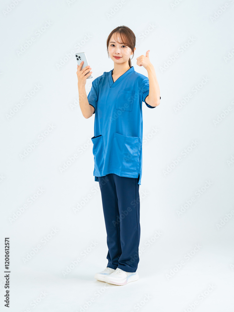 Aufkleber 看護師、介護士、女性、全身、スマホ、スマートフォン、求人、いいね、おすすめ、サムアップ、合格、スクラブ、介護、看護、学生、若い、日本人、立つ、仕事、働く、医療、エステティシャン、病院、福祉、アルバイト、ヘルパー、理学療法士、受付、セラピスト、カウンセラー、クリニック、整体師、人材、ボランティア、元気、嬉しい、グッド、OK、資格、受験、当選、就職、歯科助手、衛生、歯科医、転職、切り抜き、白バック、コ