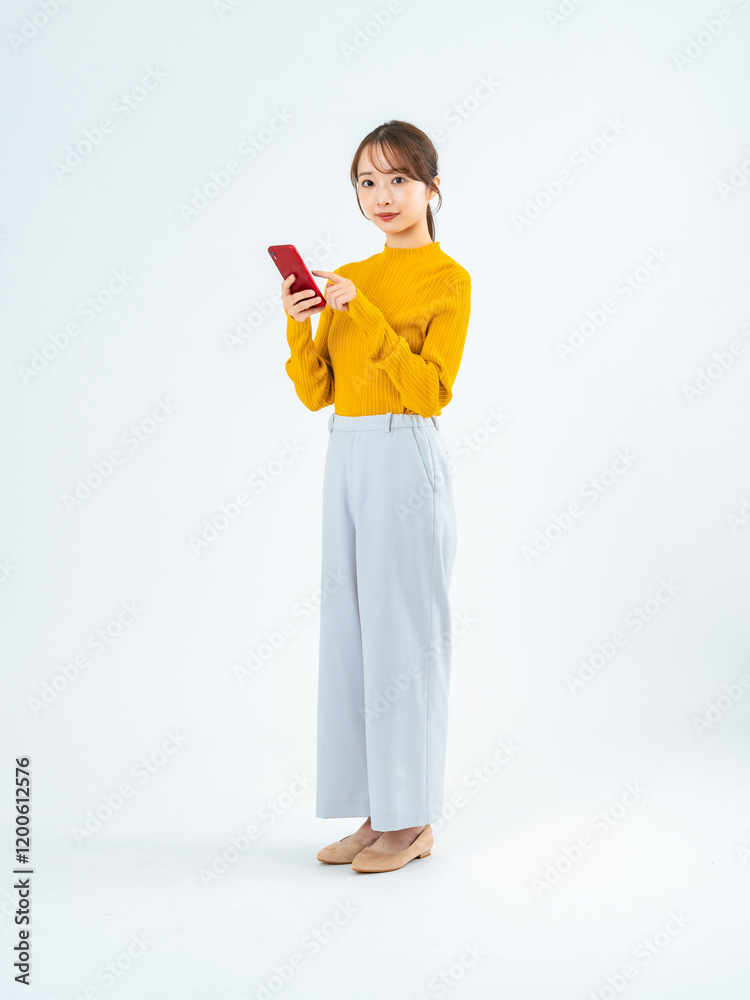 Poster スマホ、スマートフォン、女性、全身、アプリ、SNS、メール、検索、立つ、カジュアル、IT、DX、デジタル、データ、動画、タッチ、操作、ビジネスウーマン、ビジネス、投稿、モバイル、テクノロジー、ケータイ、携帯電話、ユーザー、格安、料金、キャンペーン、笑顔、ファッション、カラフル、インターネット、オンライン、web、回線、電波、通信、wi-fi、クラウド、日本人、コピースペース、白バック、ポートレート