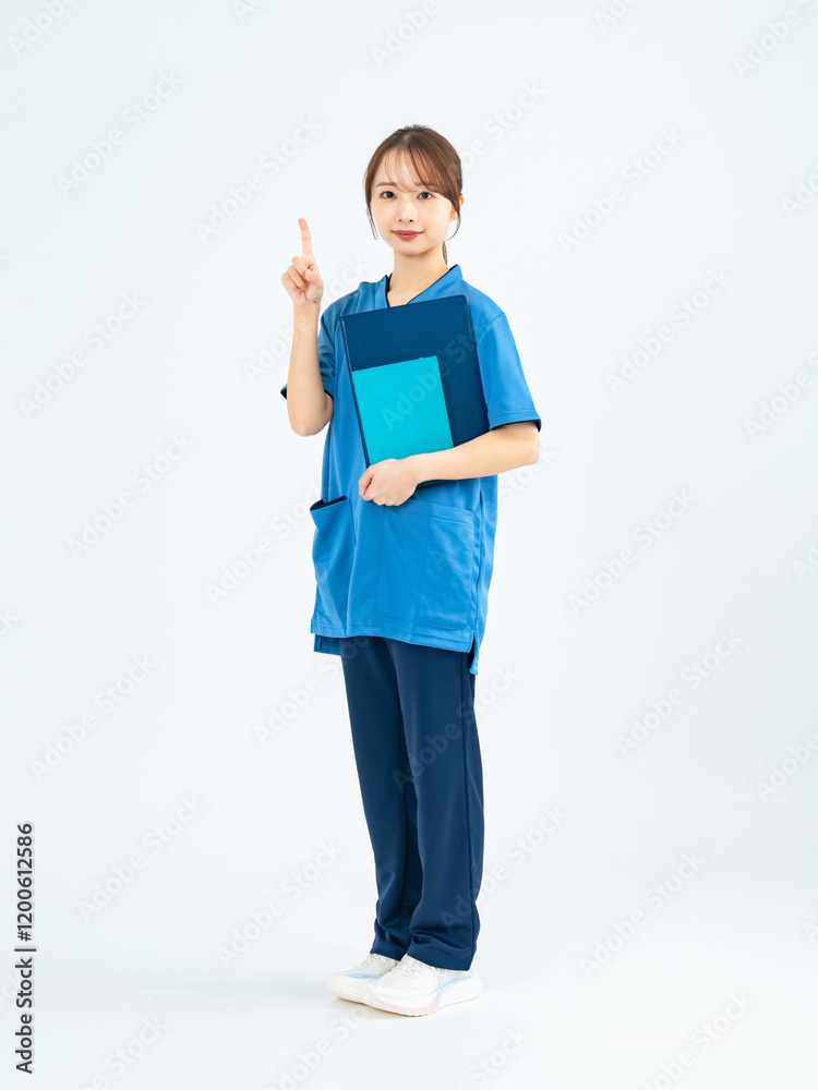 Aufkleber 看護師、介護士、女性、全身、おすすめ、案内、指さす、クリニック、病院、誘導、ガイド、説明、セミナー、スクラブ、レクチャー、教える、レッスン、一番、ナンバーワン、指す、ポイント、注意、指摘、指示、指導、紹介、広告、福祉、整体師、マッサージ師、ヘルパー、ボランティア、ファイル、笑顔、仕事、アルバイト、健診、日本人、人材、求人、採用、資格、受付、歯科助手、理学療法士、医療事務、切り抜き、白バック、コピー