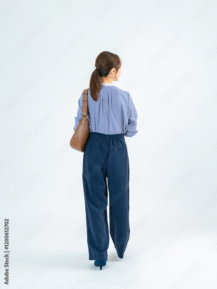 Aufkleber 女性、歩く、後ろ姿、ウォーキング、ビジネスウーマン、全身、背中、切り抜き、歩行者、前進、ショッピング、買い物、通勤、観光、旅行、観光客、ファッション、カジュアル、仕事、転職、就職、学生、通学、キャリアウーマン、笑顔、ビジネス、見学、散歩、外出、お出かけ、バッグ、進歩、ポジティブ、観覧、観客、見る、おしゃれ、日本人、アクション、モデル、若い、20代、後ろ向き、背後、白バック、人材、スタート、写真、ア