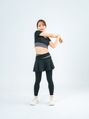 ストレッチ、女性、後ろ姿、運動、スポーツ、エクササイズ、フィットネス、ボディケア、背中、全身、体操、トレーニング、くびれ、スポーツウェア、スカート、ジム、柔軟、関節、スマート、スリム、元気、ヘルスケア、健康、ランニング、ジョギング、ダイエット、アスリート、セパレート、アクション、ポーズ、ポジティブ、日本人、クールダウン、ウォーミングアップ、ウォームアップ、若い、20代、ヘルシー、ライフスタイル、ア