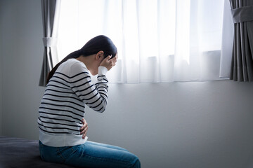 生理痛に悩む女性
