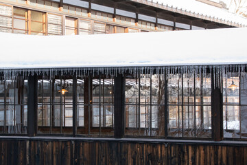 素敵な木造建築の屋根を飾る氷柱