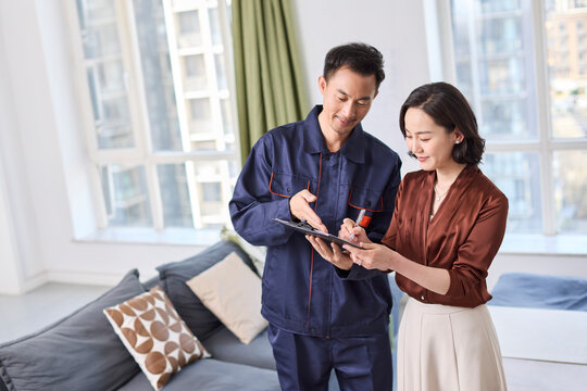 Handyman asking client to sign the work order