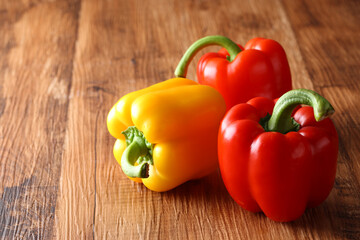 パプリカ　レトロな木目背景