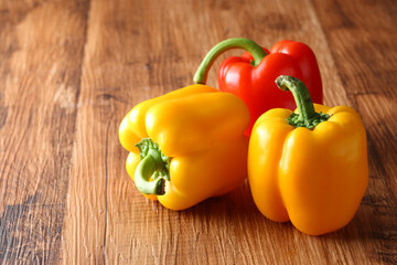 パプリカ　レトロな木目背景