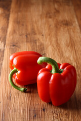 赤いパプリカ　レトロな木目背景