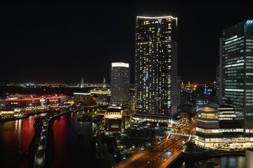 Fototapeta premium 日本の横浜。高層ビルの明かりが運河に反射する夜景。