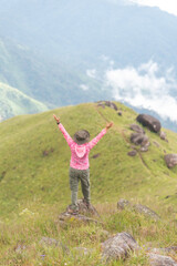 Naklejka premium Lifestyle traveler happy feeling good relax and freedom facing in the sunrise morning. Travel Concept