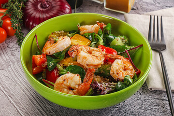Salad with prawn and quinoa