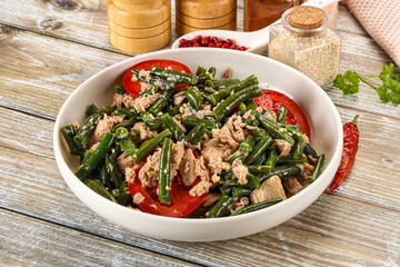 Salad with canned tuna and beans