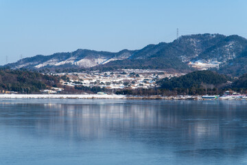 Fototapeta premium frozen river and snow-covered mountain