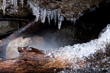 Détails de glace stalactites et stalacmites