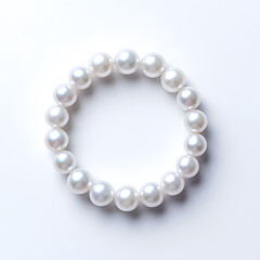 Obraz premium Top view natural pearl women bracelet or necklace, isolated on a white background