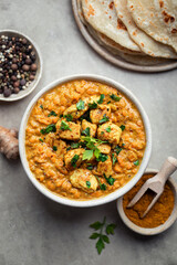 dahl de lentilles corail au curry avec poulet mariné aux épices grillé