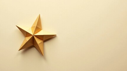 Obraz premium A Golden Star on a Pale Background A Simple, Elegant Design Element for Festive Occasions and Celebrations