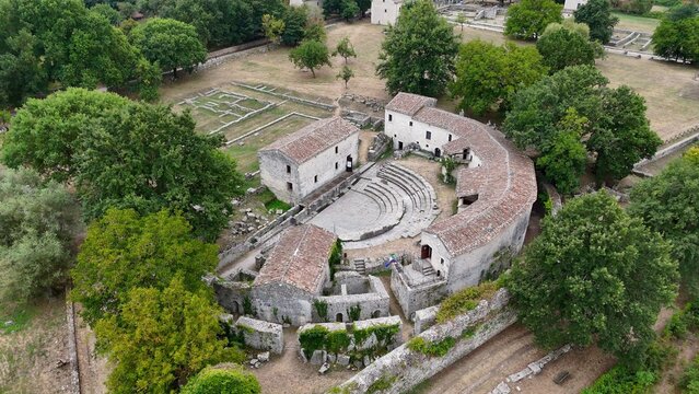 Parco archeologico di Saepinum o Sepino, Altilia, Campobasso, Molise, Italia.
Ripresa aerea dell'area archeologica con i resti delle fortificazioni sannitiche