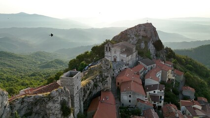 Pietrabbondante, Isernia, Molise, Italia. Ripresa aerea di Pietrabbondante, piccolo borgo incastonato fra enormi massi detti "Morge" ai piedi del monte Saraceno. © ItalyDrones