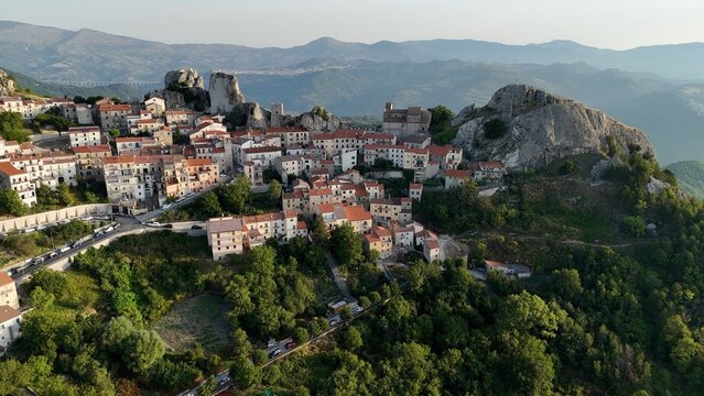 Pietrabbondante, Isernia, Molise, Italia.
Ripresa aerea di Pietrabbondante, piccolo borgo incastonato fra enormi massi detti "Morge" ai piedi del monte Saraceno.