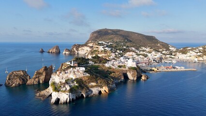 Isola di Ponza, Lazio, Italia, Meditterraneo. Il porto e la località di Sant'Antonio. Vista Aerea del porto di Ponza, l'isola mondana più bella d'Italia. 