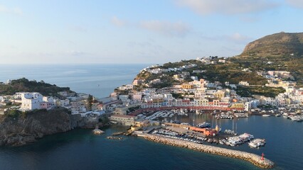 Obraz premium Isola di Ponza, Lazio, Italia, Meditterraneo. Il porto e la località di Sant'Antonio. Vista Aerea del porto di Ponza, l'isola mondana più bella d'Italia. 