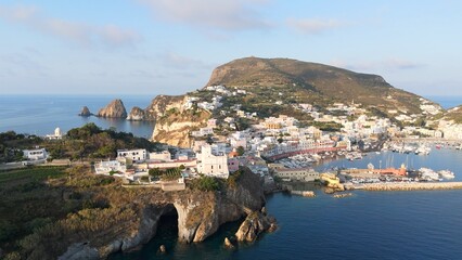 Naklejka premium Isola di Ponza, Lazio, Italia, Meditterraneo. Il porto e la località di Sant'Antonio. Vista Aerea del porto di Ponza, l'isola mondana più bella d'Italia. 