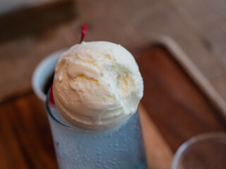 クリームソーダ。甘いソーダの上に浮いてる丸いバニラアイスクリーム。
