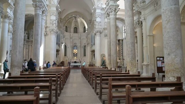 interno della basilica santa croce di lecce