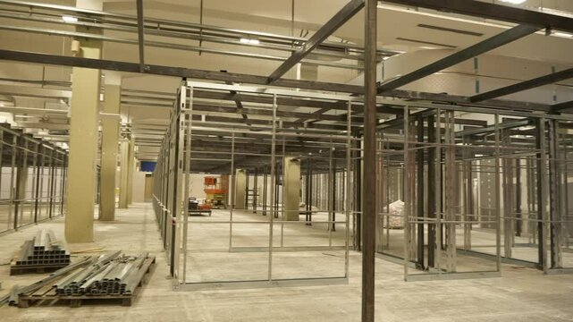 capannone industriale in ristrutturazione con gli operai al lavoro