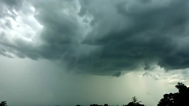 Paisaje de mal tiempo con nubes oscuras en movimiento. Tormenta 
