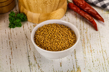 Dry mustard seeds in the bowl