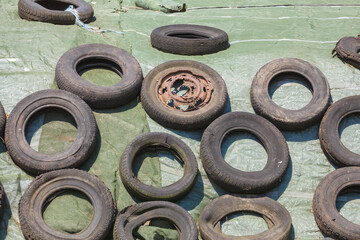 Altreifen als Abdeckung auf einer Plane, Deutschland