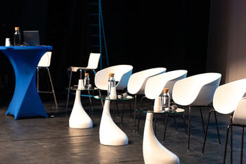 Estrade vide d'une présentation professionnelle en séminaire avec sièges et tables